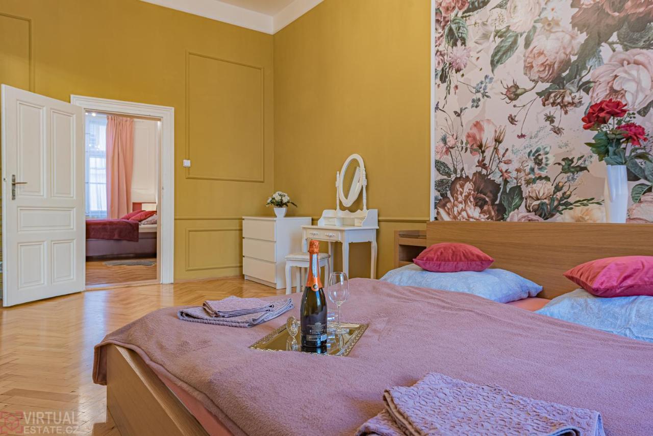 Colorful Wenceslas Square Apartment 프라하 외부 사진
